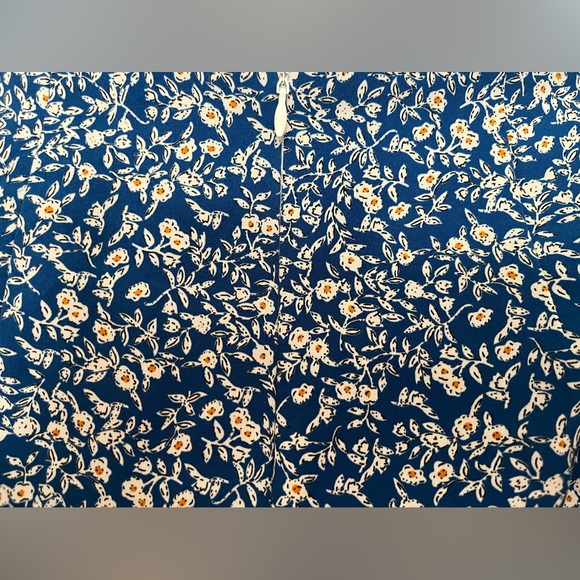 Mini wrap a round skirt, size small - Picture 3 of 4